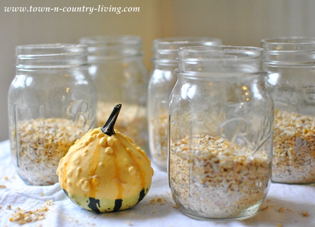 DIY Fall mason jar candle via www.town-n-country-living.com