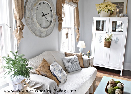 Country Decorating Style In A Farmhouse Family Room Live Creatively Inspired - How To Decorate Living Room Country Style